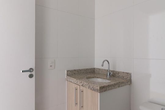 Banheiro social de apartamento para alugar com 2 quartos, 64m² em Picanço, Guarulhos