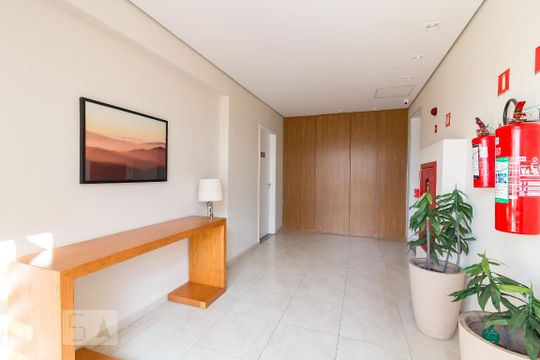 Hall de entrada do bloco de apartamento para alugar com 2 quartos, 64m² em Picanço, Guarulhos