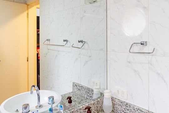 Banheiro Social de apartamento para alugar com 2 quartos, 57m² em Saúde, São Paulo