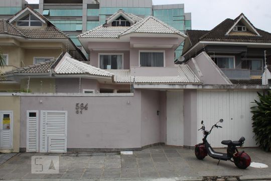 Fachada de casa de condomínio para alugar com 6 quartos, 350m² em Recreio dos Bandeirantes, Rio de Janeiro