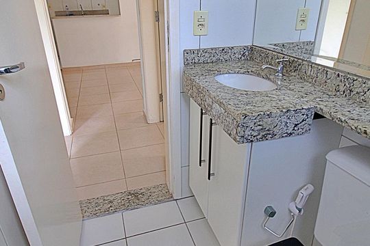 Banheiro de apartamento à venda com 2 quartos, 48m² em Parque Sao Vicente, Mauá