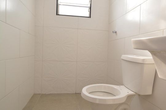 Banheiro de kitnet/studio para alugar com 1 quarto, 28m² em Jardim Presidente Dutra, Guarulhos