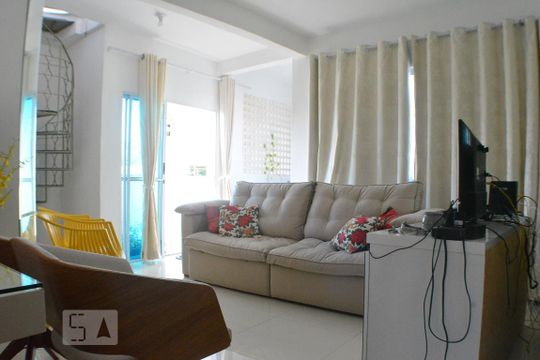 Sala de casa de condomínio para alugar com 3 quartos, 240m² em Saboeiro, Salvador