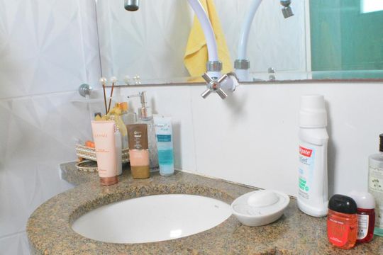 Quarto 1 com banheiro de casa de condomínio para alugar com 3 quartos, 240m² em Saboeiro, Salvador