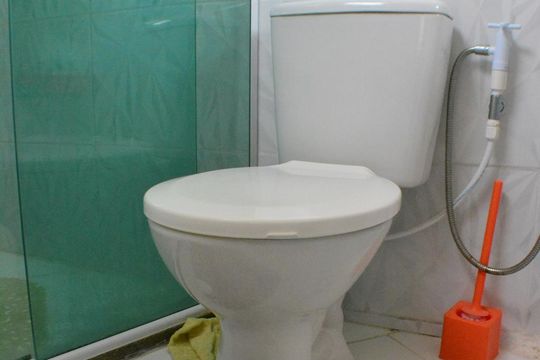 Quarto 1 com banheiro de casa de condomínio para alugar com 3 quartos, 240m² em Saboeiro, Salvador
