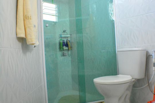 Quarto 1 com banheiro de casa de condomínio para alugar com 3 quartos, 240m² em Saboeiro, Salvador