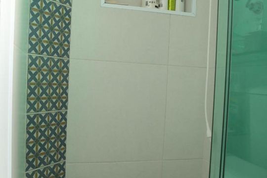 Banheiro de apartamento à venda com 2 quartos, 55m² em Vila Liviero, São Paulo