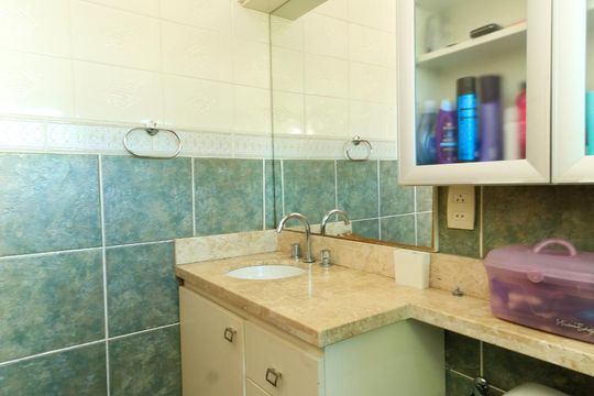 Banheiro de casa à venda com 3 quartos, 197m² em Guarujá, Porto Alegre