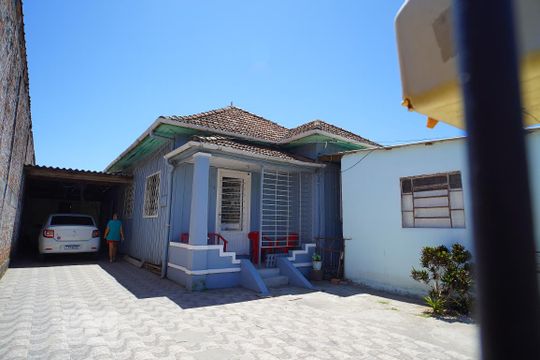 Fachada de casa à venda com 7 quartos, 550m² em Niterói, Canoas
