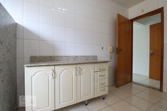 Cozinha de apartamento para alugar com 2 quartos, 68m² em Jardim Goiás, Goiânia