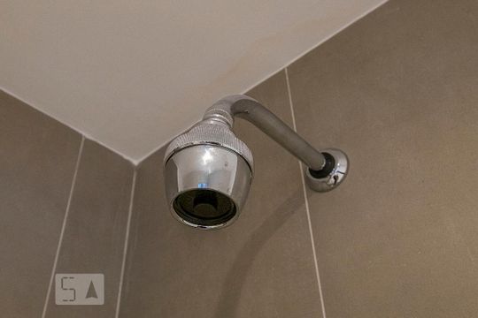 Banheiro de kitnet/studio para alugar com 1 quarto, 20m² em Pinheiros, São Paulo