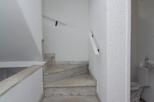 Escada piso superior de casa para alugar com 3 quartos, 239m² em Perdizes, São Paulo