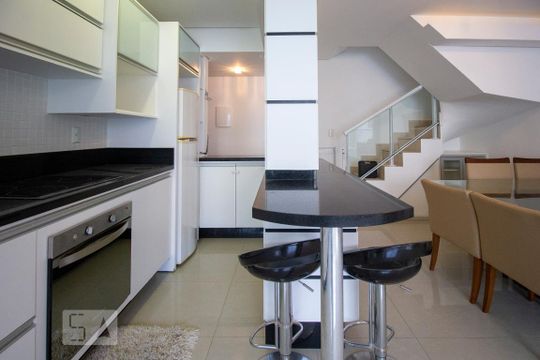 Cozinha de apartamento para alugar com 3 quartos, 110m² em Carvoeira, Florianópolis