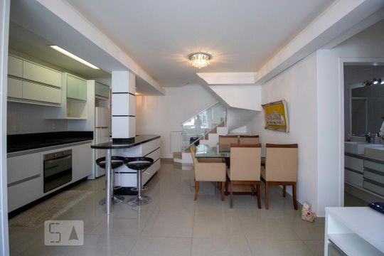 Apartamento para alugar com 3 quartos, 110m² em Carvoeira, Florianópolis
