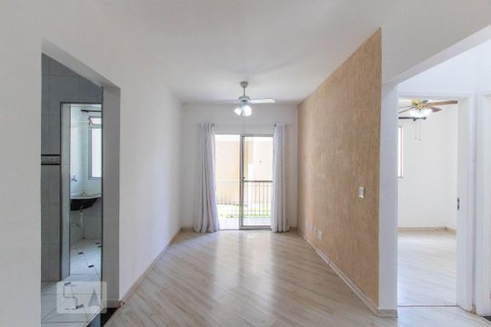 Sala de apartamento para alugar com 2 quartos, 55m² em Centro, Cotia