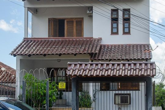 Fachada de casa à venda com 3 quartos, 358m² em Nonoai, Porto Alegre