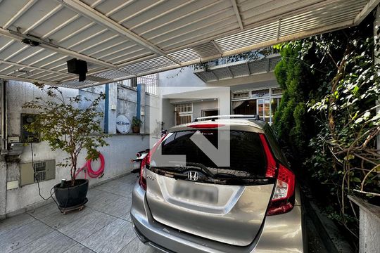 Garagem de casa à venda com 3 quartos, 130m² em Vila Congonhas, São Paulo