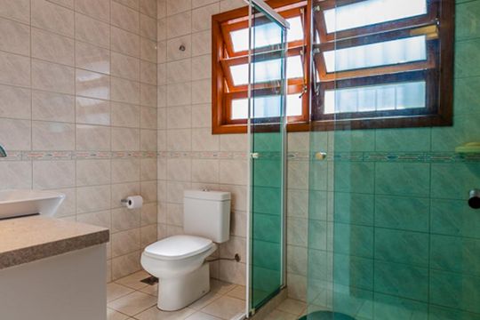 Banheiro de casa para alugar com 4 quartos, 420m² em Medianeira, Porto Alegre
