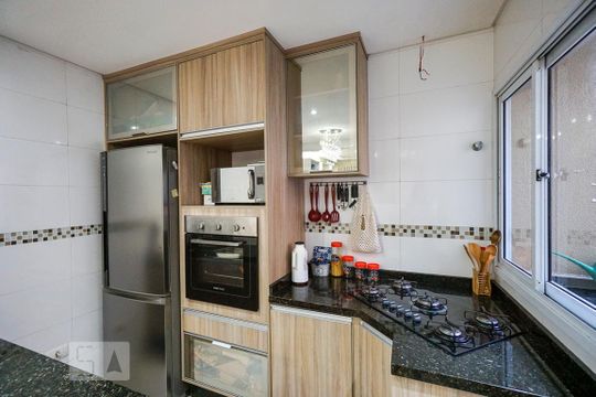 Sala de jantar e cozinha de casa à venda com 3 quartos, 130m² em Parque Sevilha, São Paulo