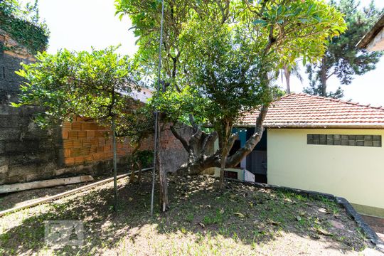 Quintal de casa à venda com 3 quartos, 200m² em Vila Fachini, São Paulo