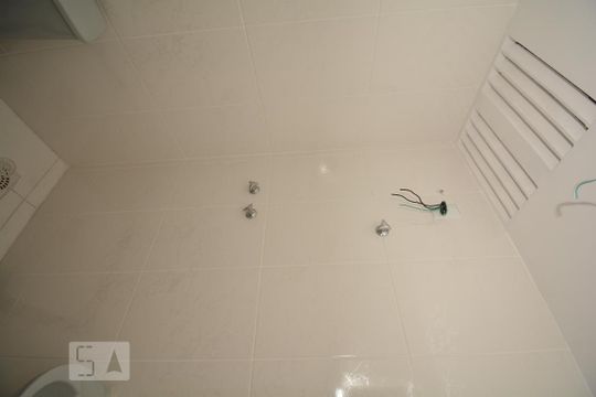 Banheiro de apartamento para alugar com 2 quartos, 49m² em Váz Lobo, Rio de Janeiro