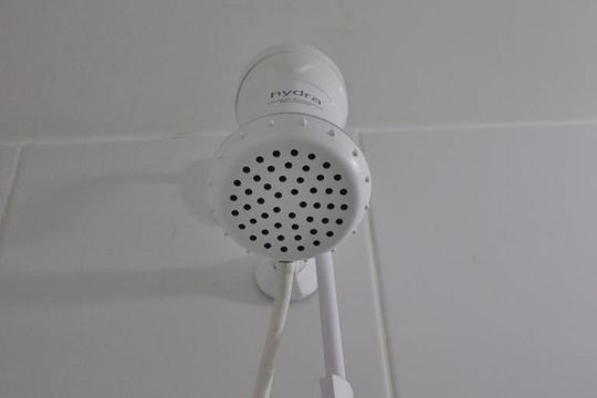Banheiro de kitnet/studio para alugar com 1 quarto, 26m² em Pinheiros, São Paulo