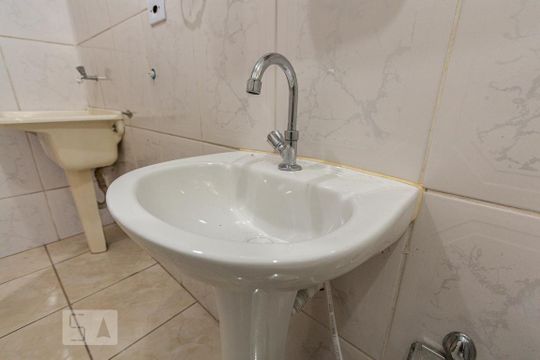 Banheiro de apartamento para alugar com 1 quarto, 30m² em Jardim Maria Rosa, Taboão da Serra