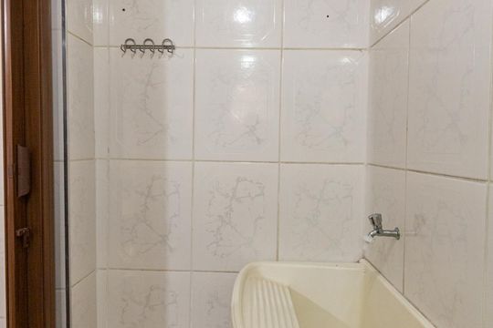 Banheiro de apartamento para alugar com 1 quarto, 30m² em Jardim Maria Rosa, Taboão da Serra
