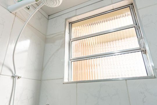 Banheiro de apartamento para alugar com 1 quarto, 30m² em Jardim Maria Rosa, Taboão da Serra