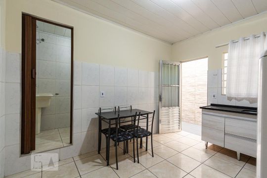 Cozinha de apartamento para alugar com 1 quarto, 30m² em Jardim Maria Rosa, Taboão da Serra