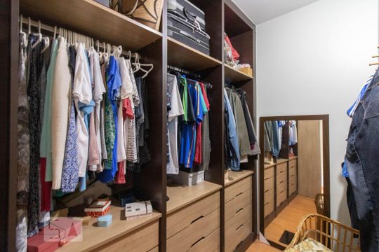 Closet do Quarto 1 de casa para alugar com 2 quartos, 115m² em Jardim Peri, São Paulo