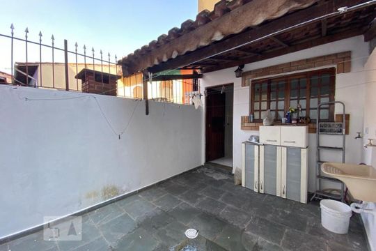 Quintal de casa para alugar com 2 quartos, 67m² em Parque Industrial das Oliveiras, Taboão da Serra