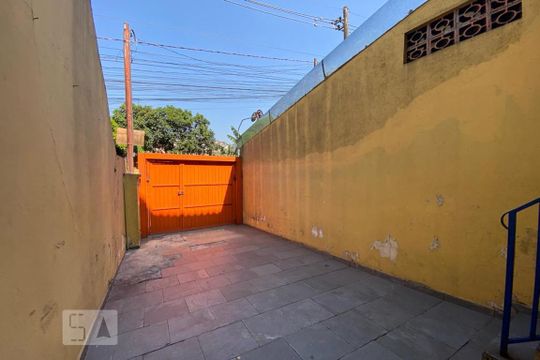 Garagem de casa para alugar com 2 quartos, 67m² em Parque Industrial das Oliveiras, Taboão da Serra