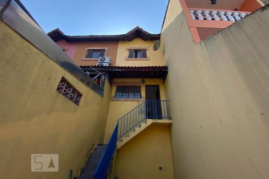 Fachada de casa para alugar com 2 quartos, 67m² em Parque Industrial das Oliveiras, Taboão da Serra