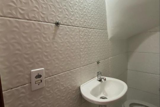 Lavabo de casa para alugar com 2 quartos, 67m² em Parque Industrial das Oliveiras, Taboão da Serra