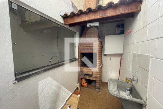 Quintal de casa de condomínio para alugar com 2 quartos, 85m² em Chácara Pavoeiro, Cotia