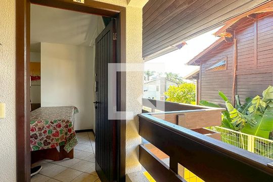 Corredor de apartamento para alugar com 3 quartos, 69m² em Canasvieiras, Florianópolis
