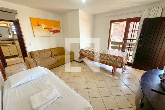 Sala de TV de apartamento para alugar com 3 quartos, 69m² em Canasvieiras, Florianópolis