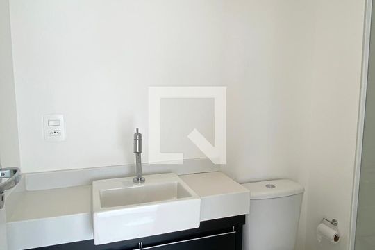 Banheiro Social de apartamento para alugar com 1 quarto, 53m² em Alphaville Empresarial, Barueri