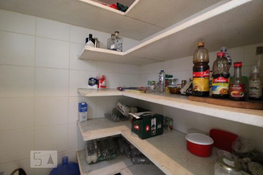 Despensa de casa para alugar com 6 quartos, 600m² em Jardim dos Estados, São Paulo