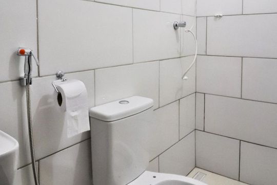 Banheiro de kitnet/studio para alugar com 1 quarto, 30m² em Santa Efigênia, Belo Horizonte