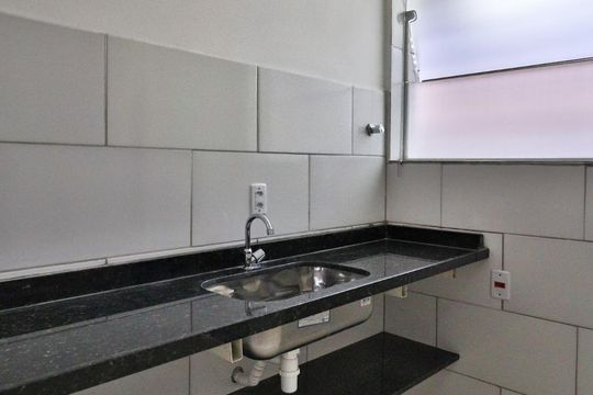 Sala/Cozinha de kitnet/studio para alugar com 1 quarto, 30m² em Santa Efigênia, Belo Horizonte