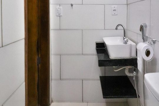 Banheiro de kitnet/studio para alugar com 1 quarto, 30m² em Santa Efigênia, Belo Horizonte