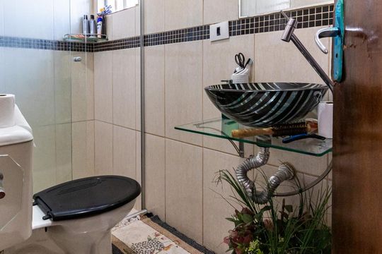 Bnaheiro de casa para alugar com 4 quartos, 283m² em Vila Sao Paulo, São Paulo