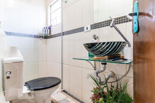Bnaheiro de casa para alugar com 4 quartos, 283m² em Vila Sao Paulo, São Paulo