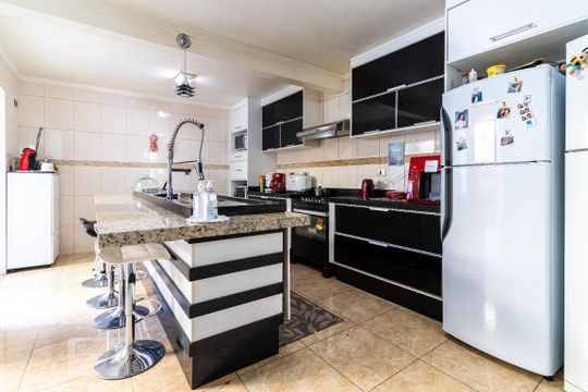Cozinha de casa para alugar com 4 quartos, 283m² em Vila Sao Paulo, São Paulo