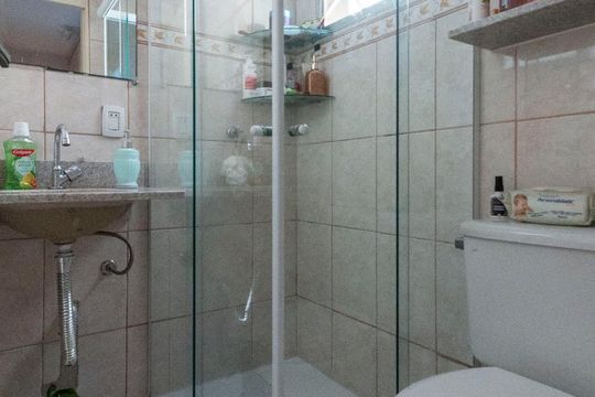 Banheiro de apartamento à venda com 2 quartos, 49m² em Jardim Casa Pintada, São Paulo