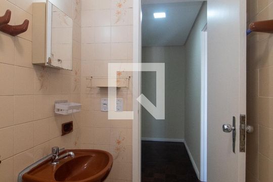 Banheiro de kitnet/studio para alugar com 1 quarto, 39m² em Cel. Aparicio Borges, Porto Alegre