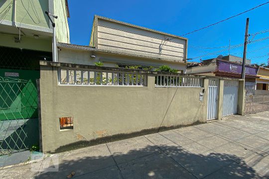 Fachada de casa à venda com 3 quartos, 225m² em Olaria, Rio de Janeiro
