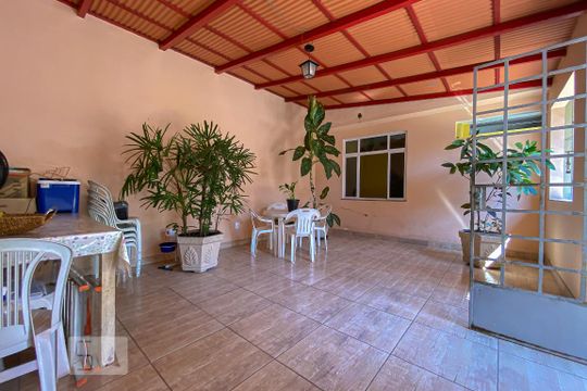 Quintal de casa à venda com 3 quartos, 225m² em Olaria, Rio de Janeiro